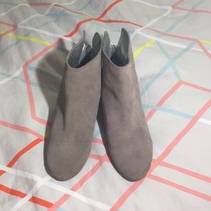 Cute Women’s Reaction Kenneth Cole boots size 8.5.